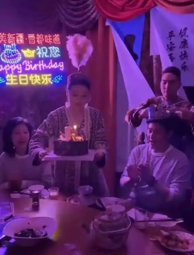 陆毅在新疆庆50岁生日，俩女儿花1000块买礼物