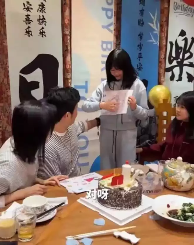 陆毅在新疆庆50岁生日，俩女儿花1000块买礼物