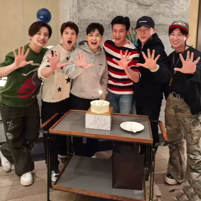 陆毅在新疆庆50岁生日，俩女儿花1000块买礼物