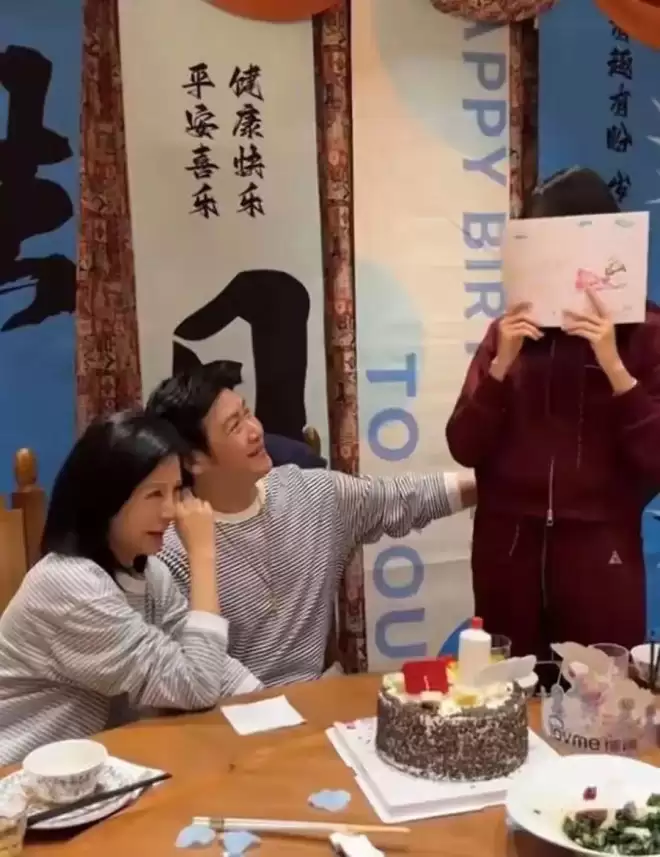 陆毅在新疆庆50岁生日，俩女儿花1000块买礼物