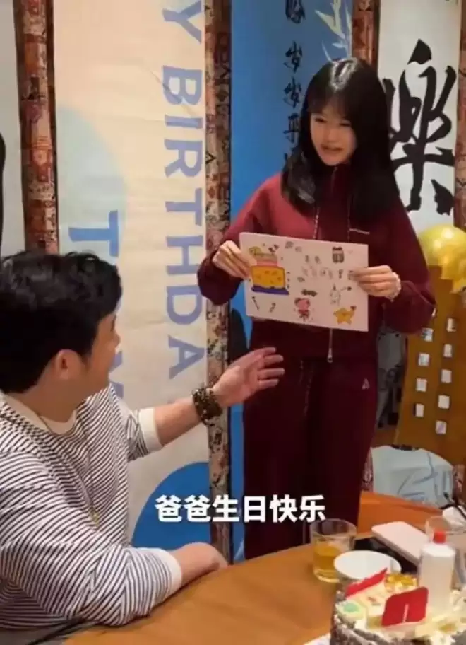 陆毅在新疆庆50岁生日，俩女儿花1000块买礼物