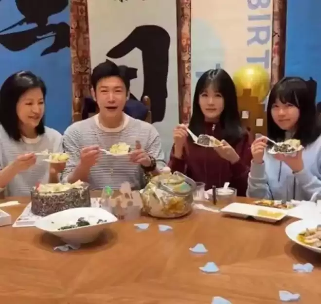 陆毅在新疆庆50岁生日，俩女儿花1000块买礼物