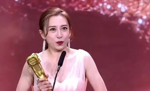 TVB知名女星大胆晒床照，拿完视后无剧可拍