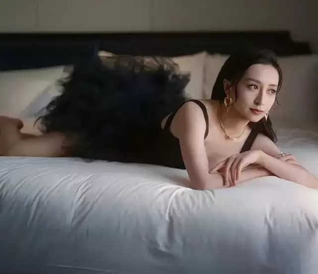 TVB知名女星大胆晒床照，拿完视后无剧可拍