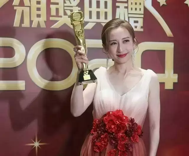 TVB知名女星大胆晒床照，拿完视后无剧可拍