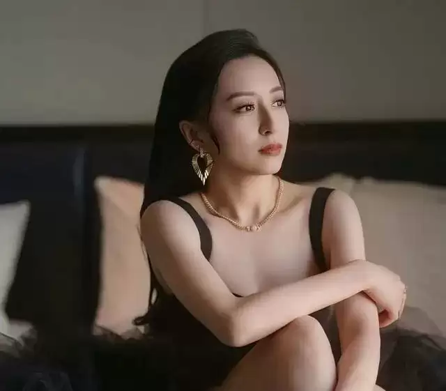 TVB知名女星大胆晒床照，拿完视后无剧可拍