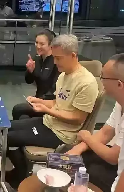 离婚传闻真相大白72小时后，王石公务舱被偶遇