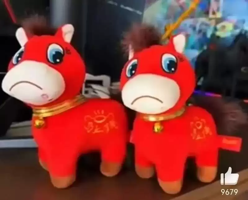 嘴缝反了反而卖爆 “义乌哭哭马”新开了10多条生产线   订单排到3月