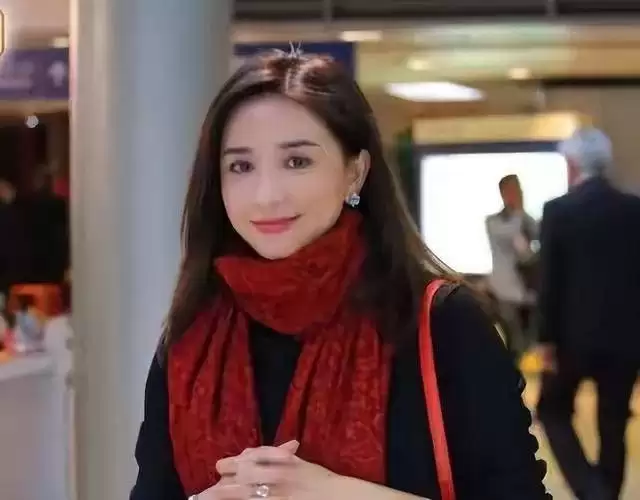56岁吴婉芳:嫁百亿富豪独宠30年，儿媳是霍启刚堂妹