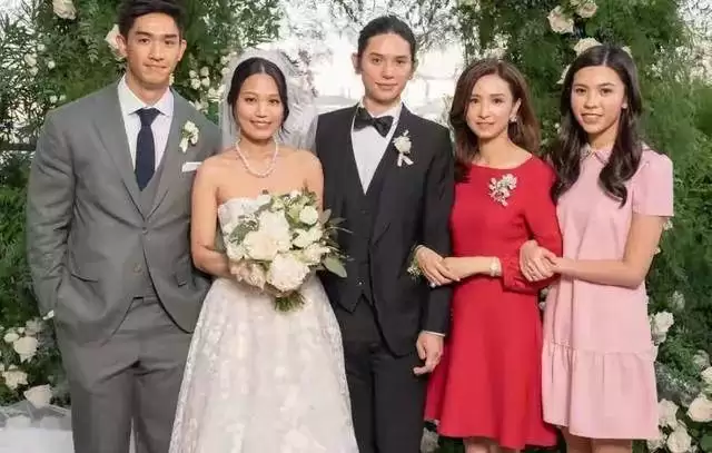 56岁吴婉芳:嫁百亿富豪独宠30年，儿媳是霍启刚堂妹
