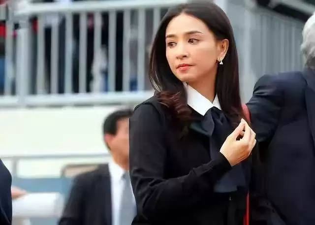 56岁吴婉芳:嫁百亿富豪独宠30年，儿媳是霍启刚堂妹