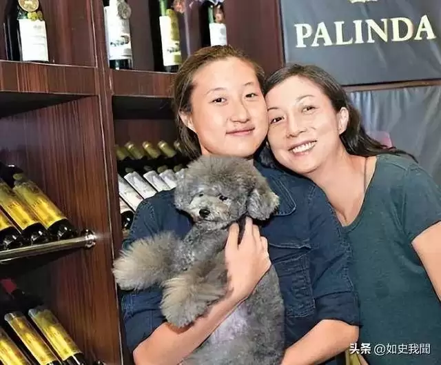 吴绮莉欣慰不已！71岁成龙和女儿关系破冰