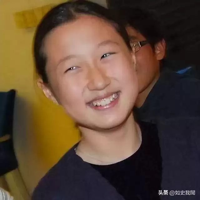 吴绮莉欣慰不已！71岁成龙和女儿关系破冰