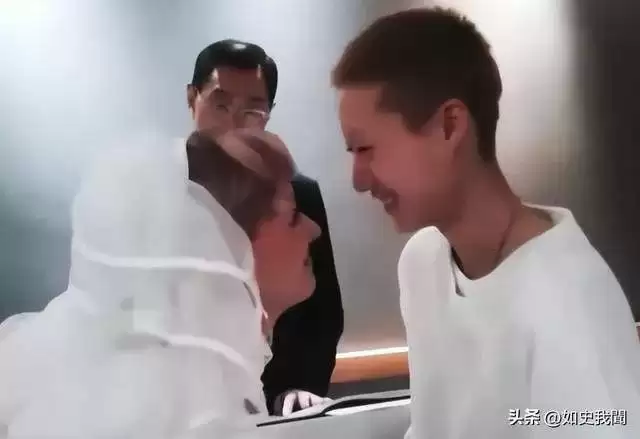 吴绮莉欣慰不已！71岁成龙和女儿关系破冰