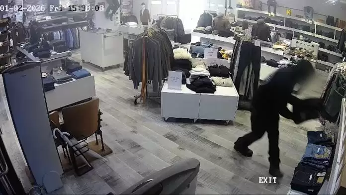 温市中心窃贼大白天入店“扫货” 店东气极
