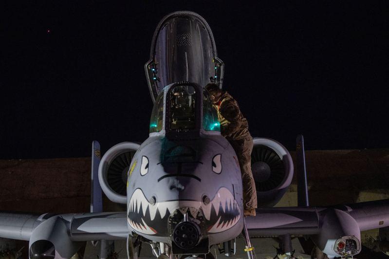 美空袭叙利亚ISIS 出动逾90枚炸弹、20架飞机 行动画面曝光
