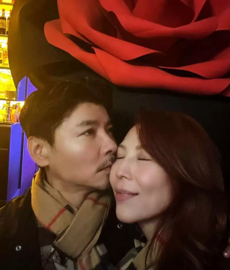 庆结婚18周年…蔡少芬留言戏称“互忍” 合照泄浓浓爱意