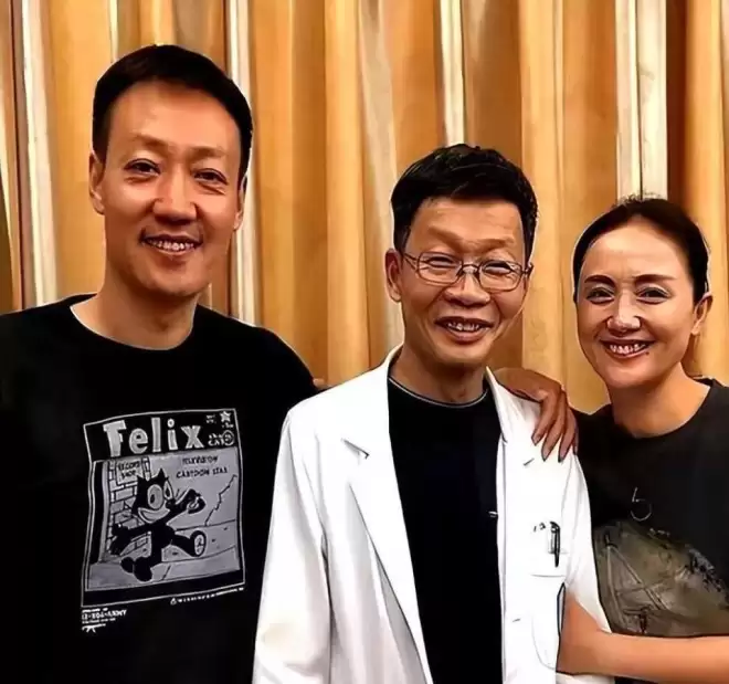 52岁辛柏青高调传出喜讯，朱媛媛终于可以放心了