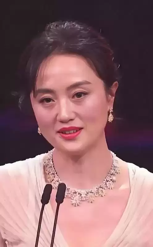 52岁辛柏青高调传出喜讯，朱媛媛终于可以放心了