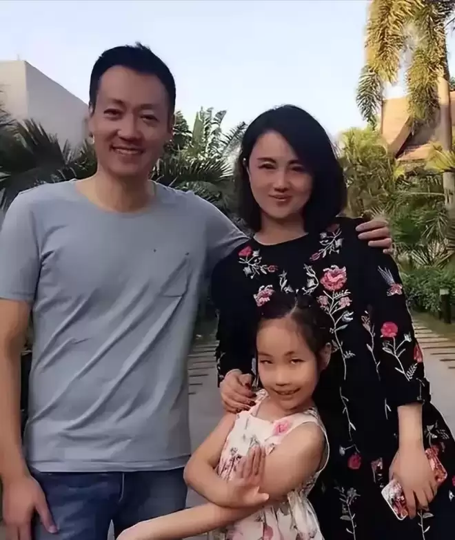 52岁辛柏青高调传出喜讯，朱媛媛终于可以放心了