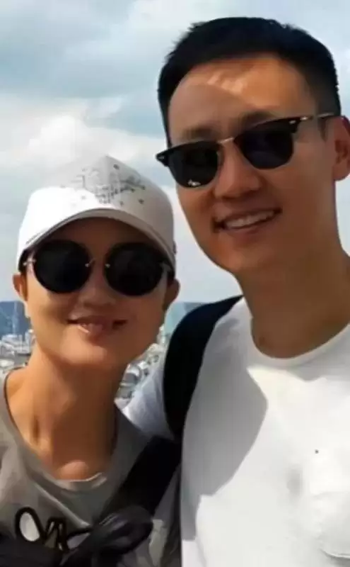 52岁辛柏青高调传出喜讯，朱媛媛终于可以放心了