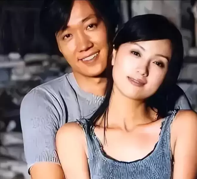52岁辛柏青高调传出喜讯，朱媛媛终于可以放心了