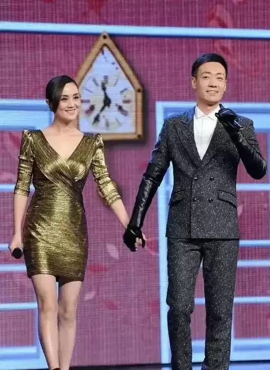 52岁辛柏青高调传出喜讯，朱媛媛终于可以放心了