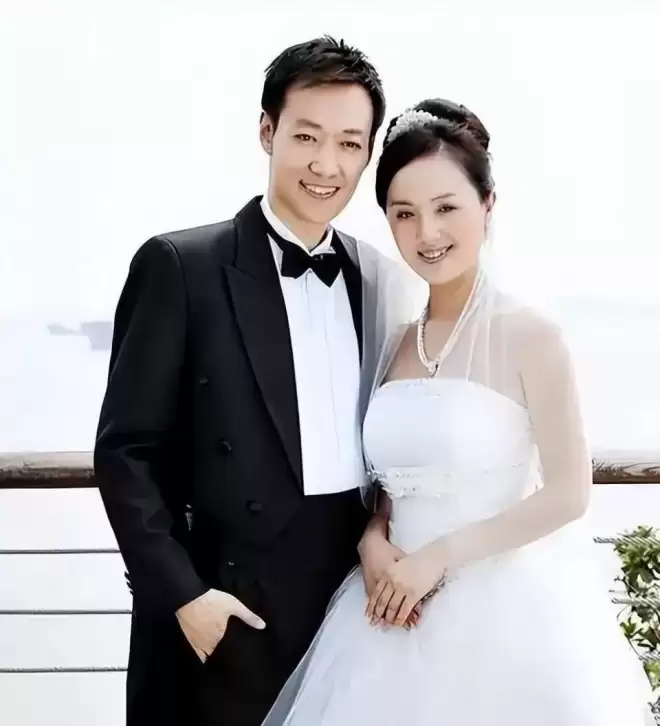 52岁辛柏青高调传出喜讯，朱媛媛终于可以放心了