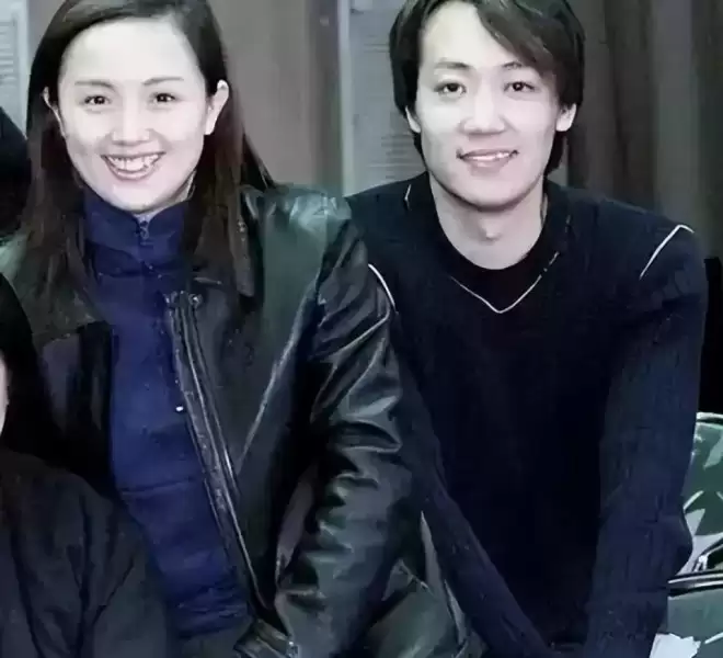 52岁辛柏青高调传出喜讯，朱媛媛终于可以放心了