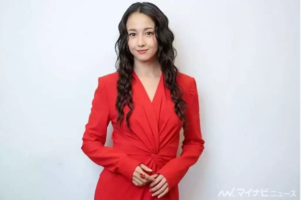 泽尻英龙华被踢爆与25岁圈外男子拍拖  传计划今年春天拉埋天窗
