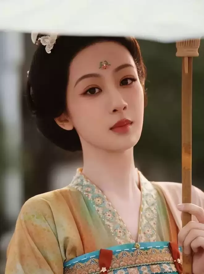 官方发布2025女星热度排名:刘亦菲第8,杨紫仅排第3,第一没争议