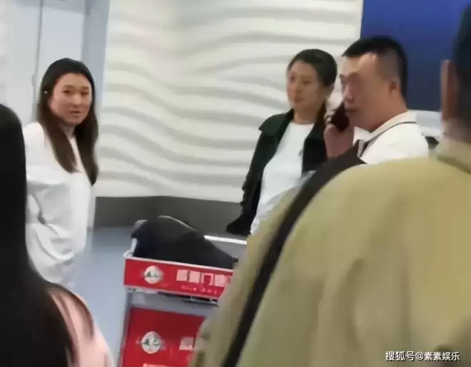 闫学晶风波后现身机场！状态良好轻松，疑似离开三亚回东北