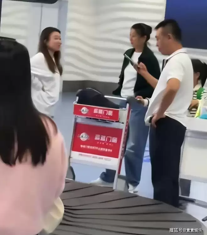闫学晶风波后现身机场！状态良好轻松，疑似离开三亚回东北