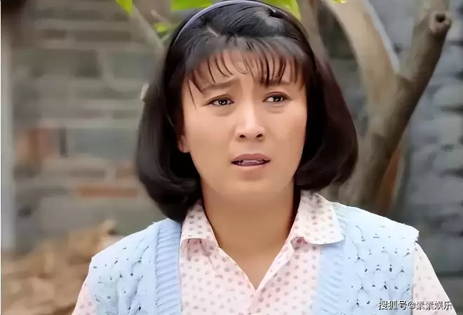 闫学晶风波后现身机场！状态良好轻松，疑似离开三亚回东北