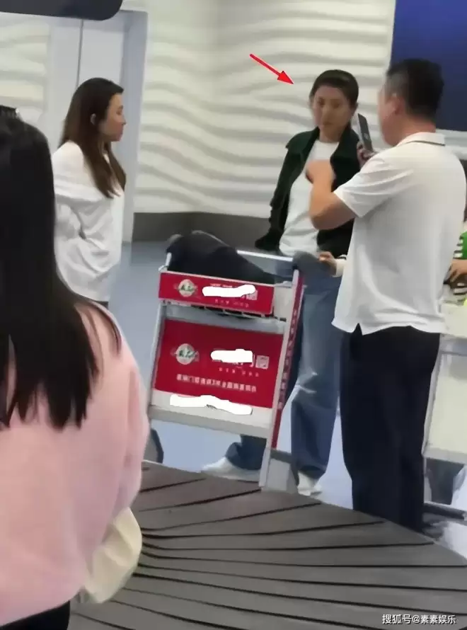 闫学晶风波后现身机场！状态良好轻松，疑似离开三亚回东北