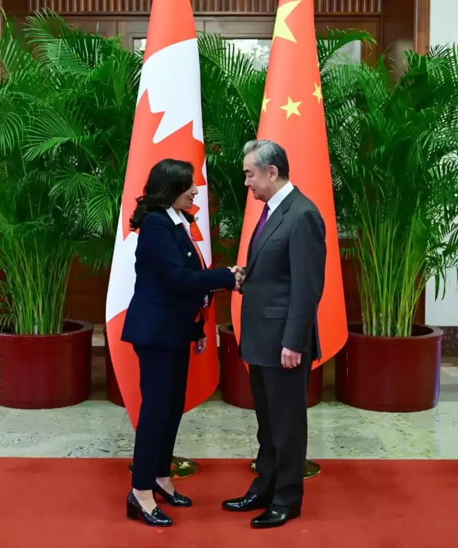 中共中央政治局委员、外交部长王毅会见加拿大外长阿南德