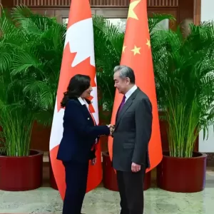 中共中央政治局委员、外交部长王毅会见加拿大外长阿南德