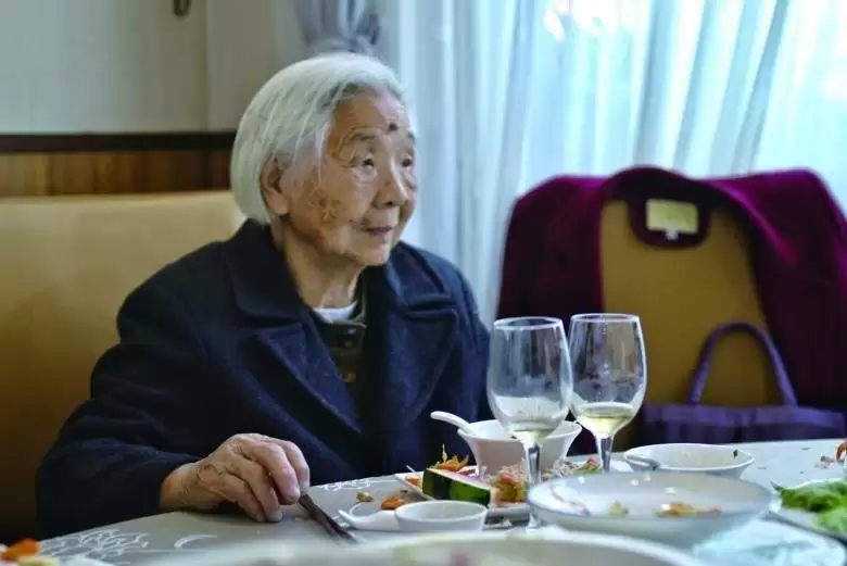 “反向作息”…浙江101岁奶奶爱吃薯片 每天追剧到凌晨2点