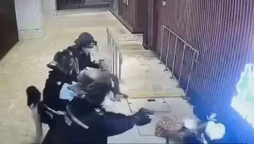 香港男子商场带刀劫持人质 警方连开两枪将其击毙