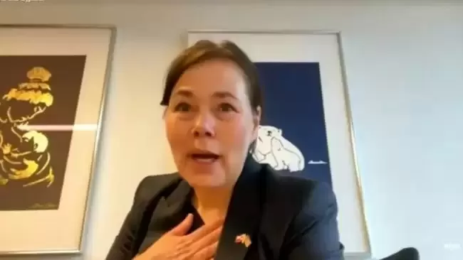 格陵兰女外长直播 镜头前数次哽咽