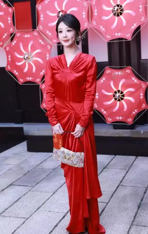 上海这一天：杨紫扛住了镜头，宋祖儿土出新花样