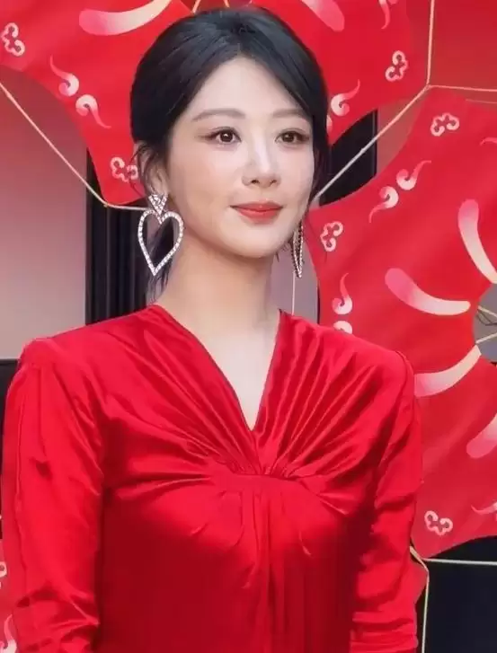 上海这一天：杨紫扛住了镜头，宋祖儿土出新花样