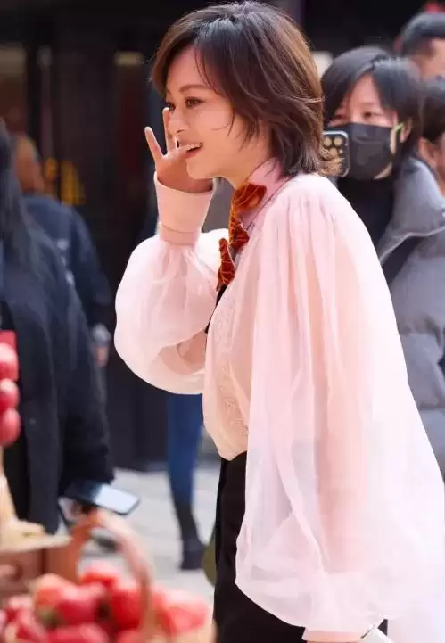 上海这一天：杨紫扛住了镜头，宋祖儿土出新花样