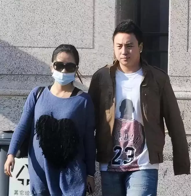 分手14年，释小龙何洁境遇天差地别，一个身家过亿