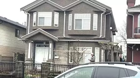 大温华人夫妇豪宅内，一女子持武器发疯，被警方当场击毙！