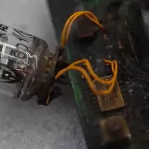 乌研究俄榛树导弹残骸：苏联时代真空管，加加林上太空同款陀螺仪
