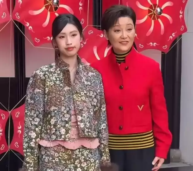 3次推开养母徐帆的手，徐朵对徐帆神情冷漠