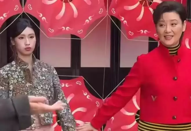 3次推开养母徐帆的手，徐朵对徐帆神情冷漠
