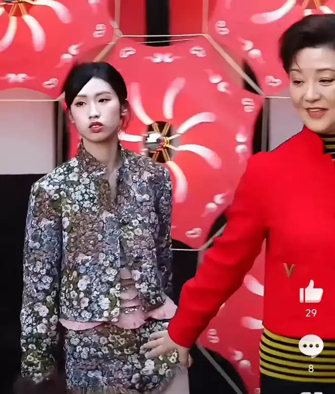 3次推开养母徐帆的手，徐朵对徐帆神情冷漠