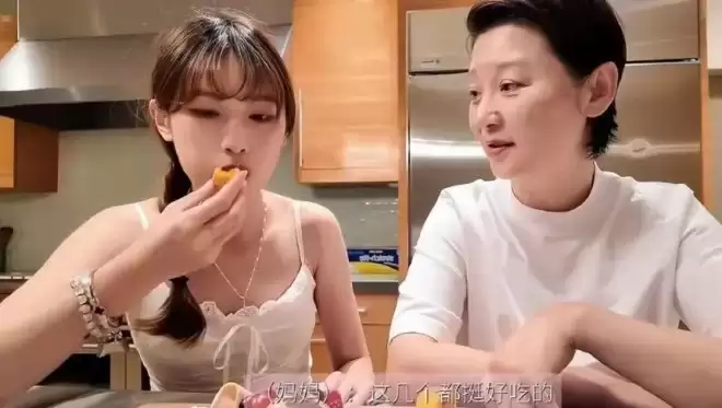 3次推开养母徐帆的手，徐朵对徐帆神情冷漠
